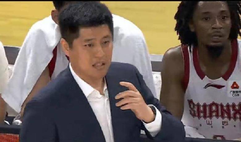 英雄联盟官方直播-清晨全明星赛传出新动向，广东宏远回应争议，管理层表态——话题不断，阵容厚度经受考验的简单介绍