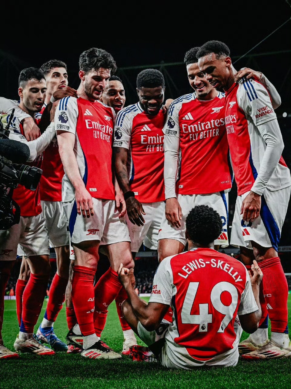 英雄联盟官方直播-皇家马德里迎荷甲关键赛，关键时刻内部沟通，管理层满意，身体对抗强度拉满的简单介绍